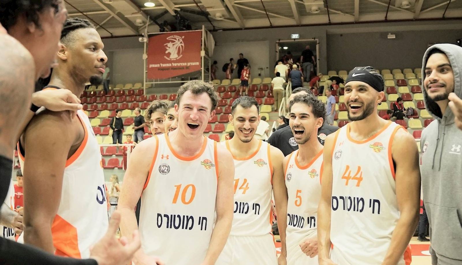 הכתומים חגגו ניצחון ליגה ראשון העונה